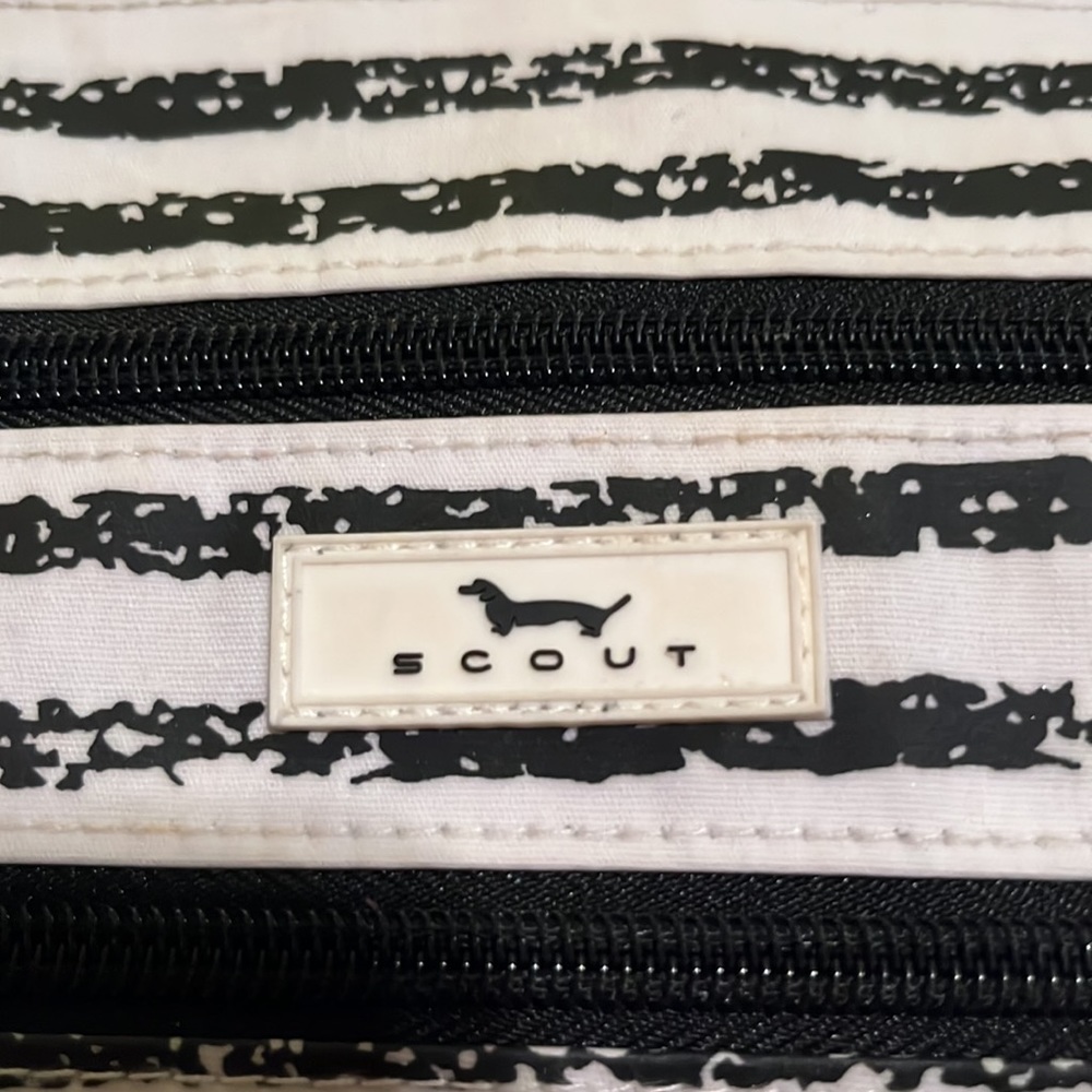 SCOUT Minnie Mouse Crossbody Bag - Picture 2 of 11